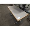 Image 2 : 4 Square Tables