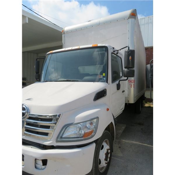 2009 Hino 185 DSL 20' Box Truck, Wht/Grey Vinyl Triple Bench,