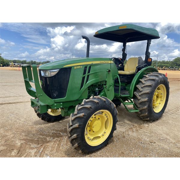 2015 JOHN DEERE 5085E Farm Tractor
