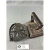Image 2 : Antique # 9 Cast Iron Sad Iron with Stand