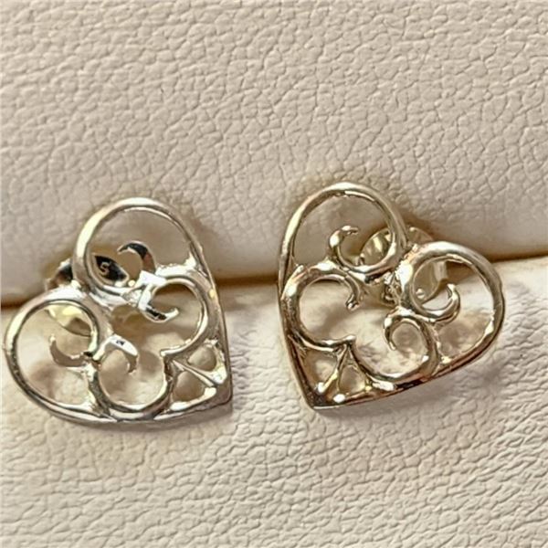 Silver Heart Shape Earrings (~Size 0) (~length 0 inches), Suggested Retail Value $60