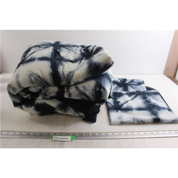 Comforter and Pillow Case  (1 small rip in seam)