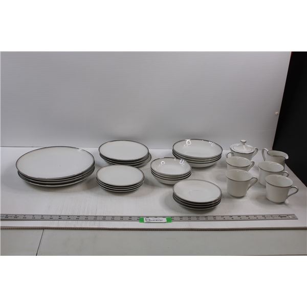 (31 pc) Crown Empire "Countless" Fine China Set - Made In Japan