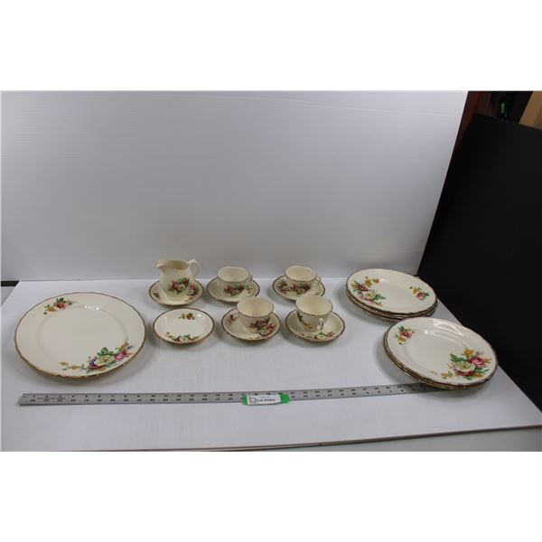 (19 pcs) Royal Swan China w/22 kt. Gold Decor