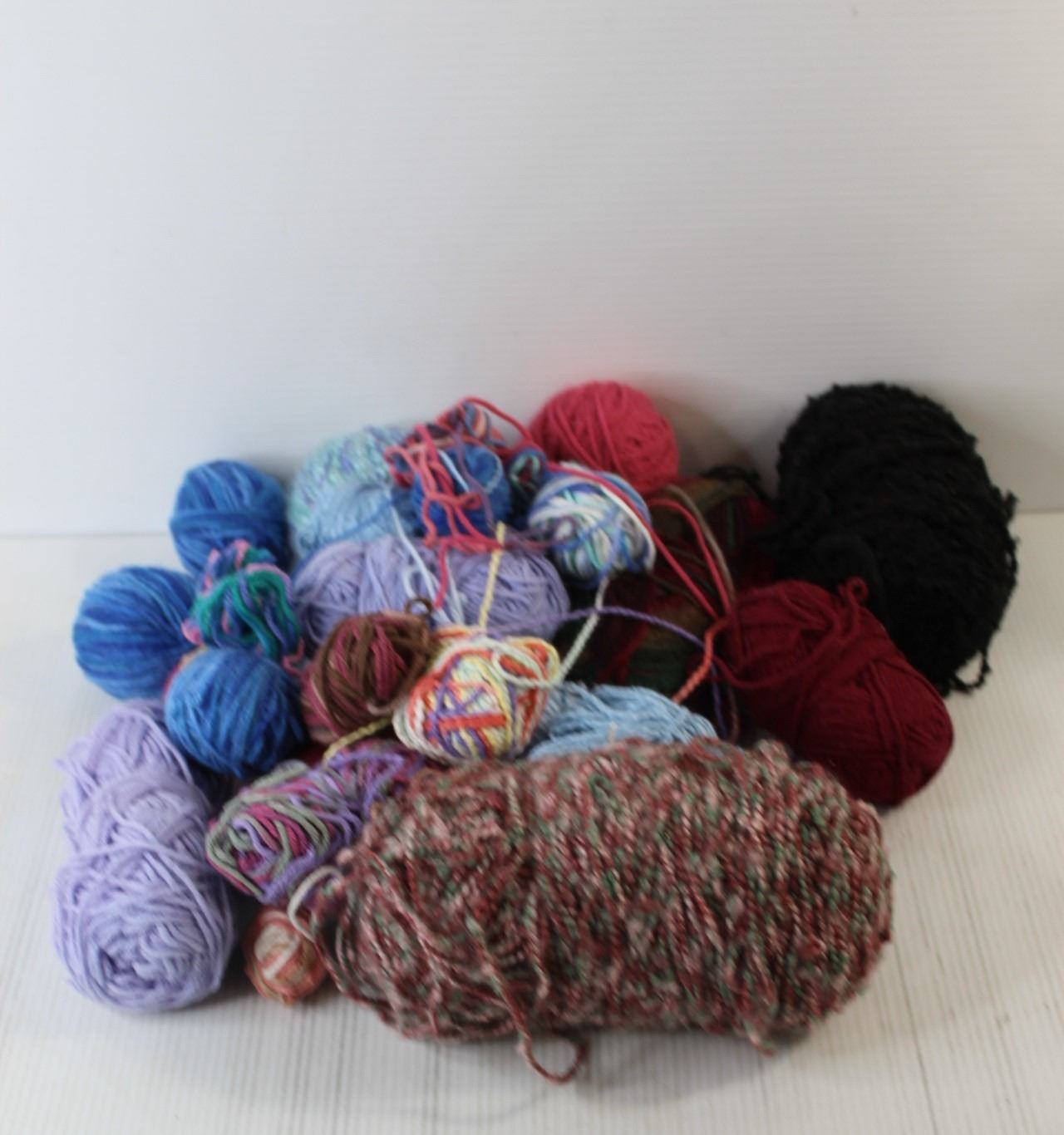 Wool Thread Bundle Assorted Bundles of Yarn - Bodnarus Auctioneering
