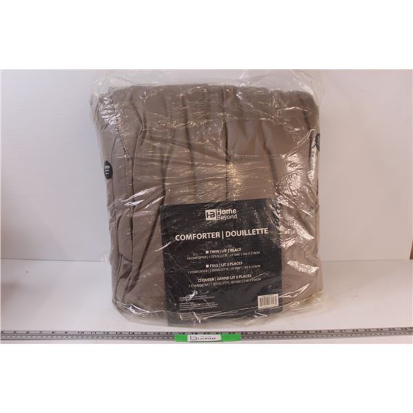 Home Beyond Queen Sized 100% Polyester Comforter - Used