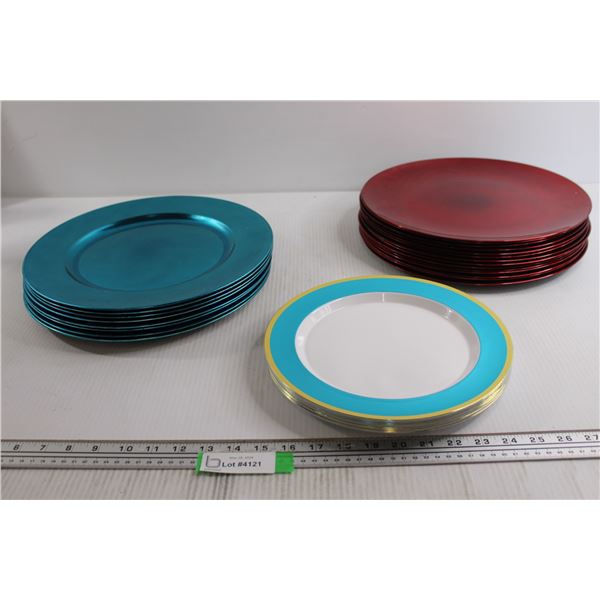 (32) Plastic Plates