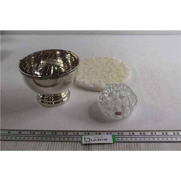 (2) Flower Frog, Doily