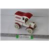 Image 1 : 1905 Diecast Replica Ford Delivery Car Bank w/Key