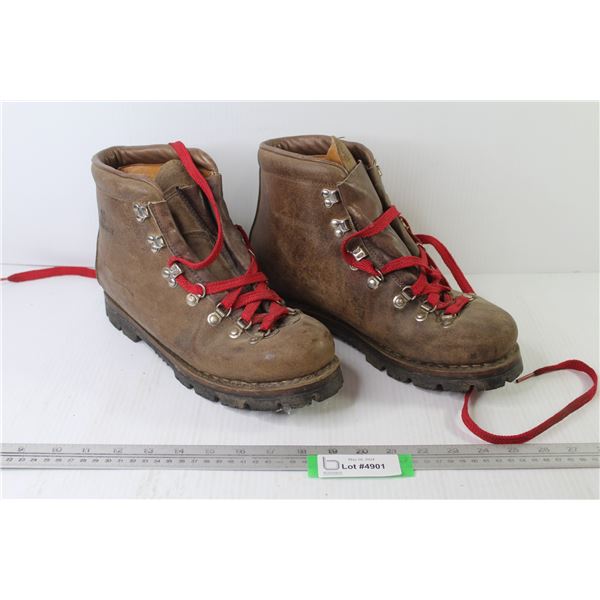 Vibram - Men's Hiking Boots (size 10.5")