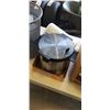 Image 2 : LOT OF WASTE BASKET, APPLIANCES AND MORE