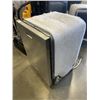 Image 2 : KITCHEN AID DISHWASHER, STAINLESS