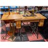 Image 1 : ANTIQUE SINGER SEWING MACHINE IN OAK CABINET