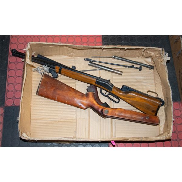 TRAY OF VINTAGE RIFLE PARTS