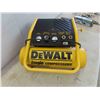 Image 8 : DeWalt 2 Gallon Hand Carry Compressor with Hose 