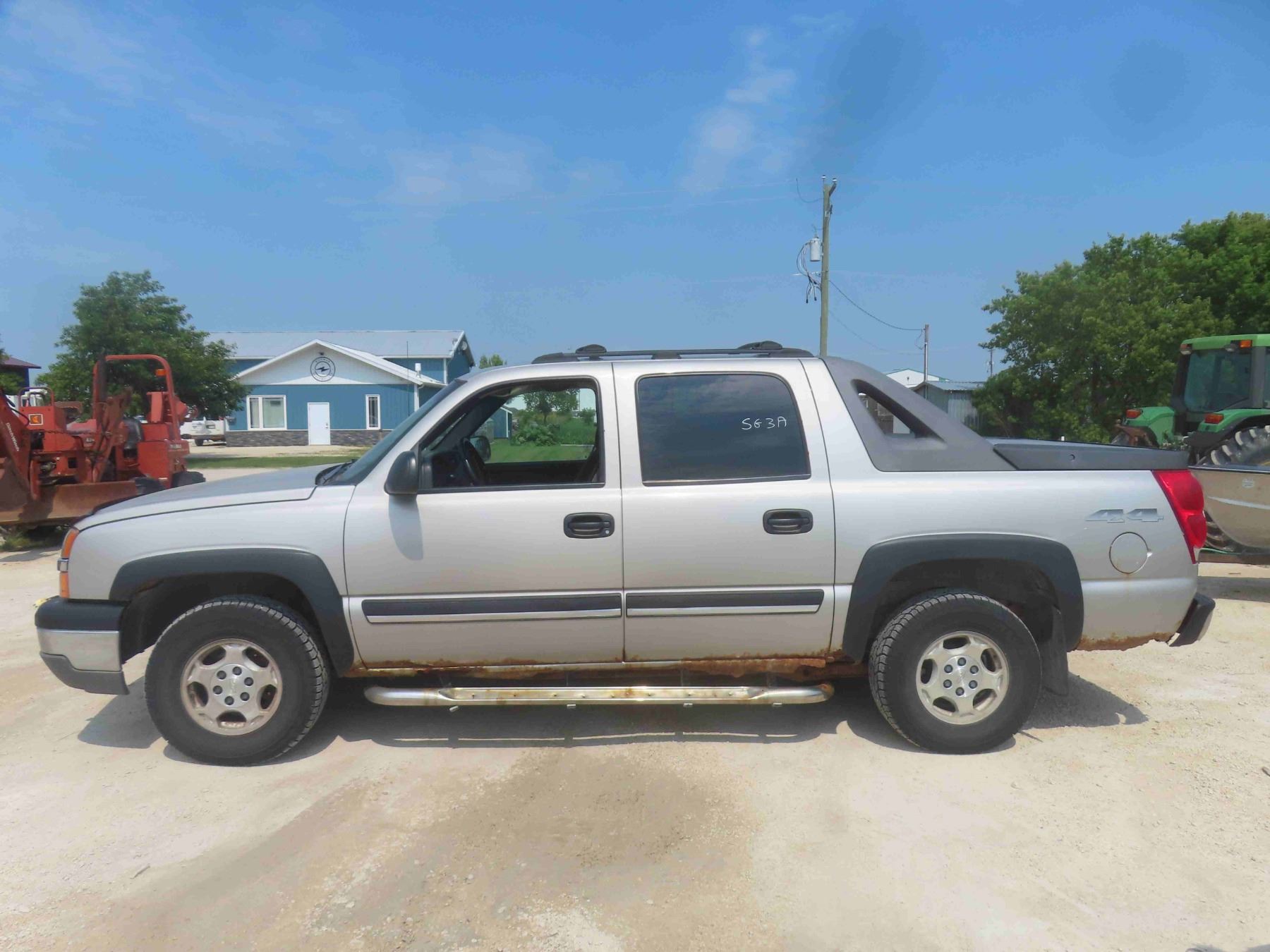 2004 Chevy Avalanche 1500 Crew Cab 8 Cylinder 236 000kms Has Some Rust 2004 chevy avalanche 1500 crew cab 8 cylinder 236 000kms has some rust