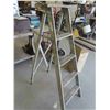 Image 1 : Wood Step Ladder 