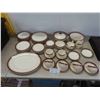 Image 1 : 61pcs 18kt  Gold Border Royal Wembley 