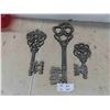 Image 1 : 3 Metal Key Decorations Largest is 22'' 