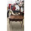 Image 1 : 1/4 Cut Oak Vanity Dresser 31'' x 39'' x 20'' Plus Mirror 31'' x 22''