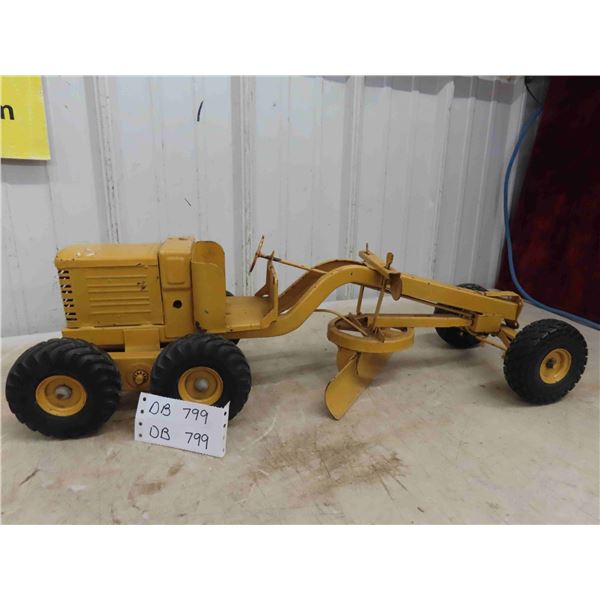 Pressed Metal Grader with Rubber Tires 25 1/2'' x 8 1/2'' x 7 1/2'' 