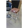 Image 2 : 3 Stools (1) Swivel