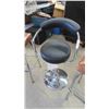 Image 3 : 3 Stools (1) Swivel