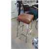 Image 4 : 3 Stools (1) Swivel
