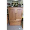 Image 8 : 4pce Oak Bedroom Suite: Oak Dresser 56'' x 38'' x 18'' Plus Mirror , 2 Night 