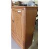 Image 9 : 4pce Oak Bedroom Suite: Oak Dresser 56'' x 38'' x 18'' Plus Mirror , 2 Night 