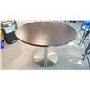Image 1 : 4 FOLDING TABLES AND ONE ROUND TABLE