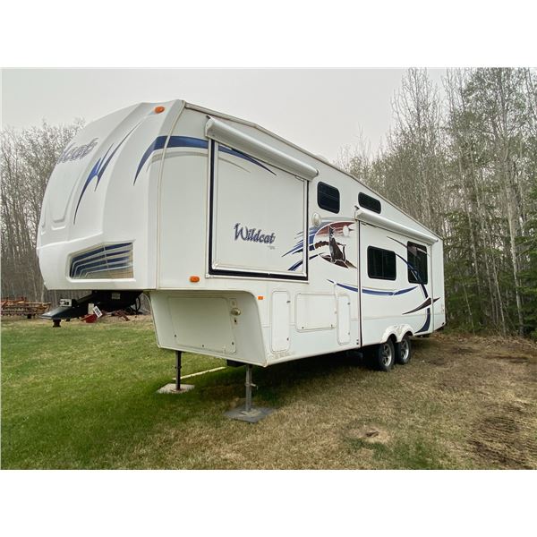 2010 Forest River, Wildcat 5th Wheel, 30 ft Holiday Trailer, new lino, new slide awnings, new tires,