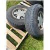 Image 2 : 2- 15" tires & rims, P235/75R15