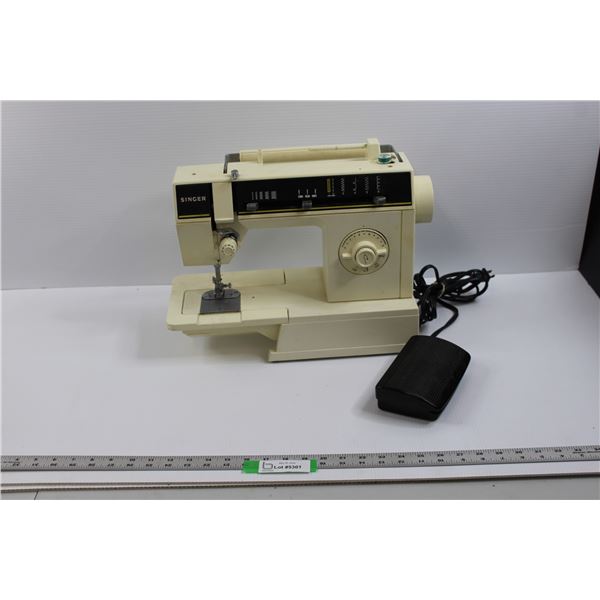 Vintage Singer Sewing Machine in Working Condition