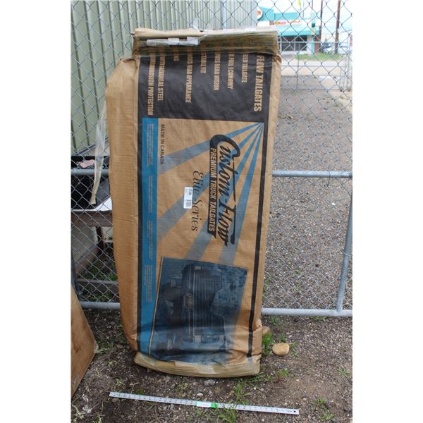 **Custom Flow Lockable Louvered 5th Wheel Tailgate - Part # V-EL17 (Fits Chevrolet/GMC 2007-2013