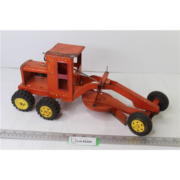 Vintage Metal Lumar Grader