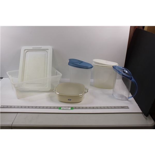 (4 pcs) Kitchenware - Pitchers & Casserole Dish w/Lid & Small Rubbermaid Tote