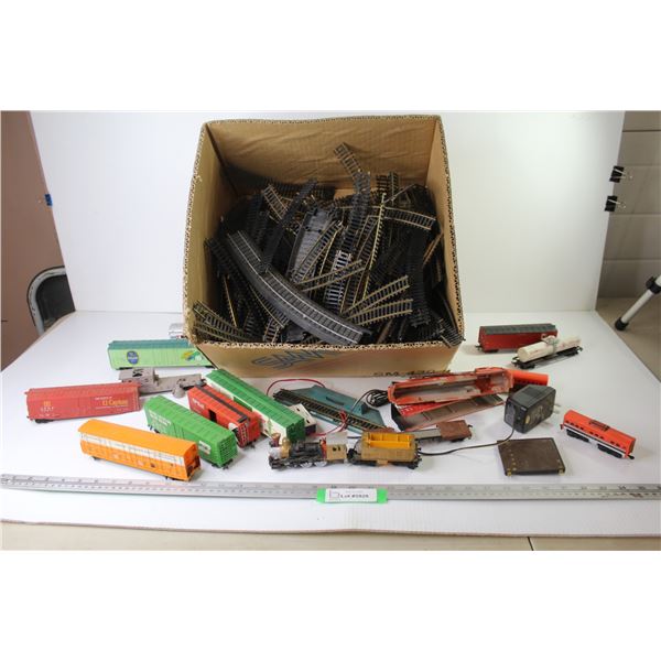 HO Train Set - Train Cars (some are damaged) Large Amount of Track