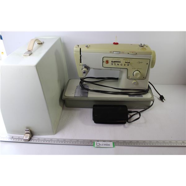 Singer Sewing Machine in Case (light works - machine runs)