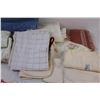 Image 4 : Assorted Linens & Aprons