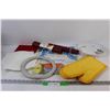 Image 1 : Lot of: Oven Mitts, Rose Pie Dish, (2) Cookie Baking Ware, Misc.