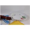 Image 2 : Lot of: Oven Mitts, Rose Pie Dish, (2) Cookie Baking Ware, Misc.