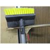 Image 2 : ESTATE:  WASH BRUSH & SQUEEGEE