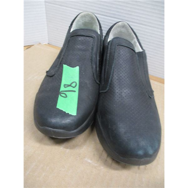 SPORT SHOES (SIZE 40)