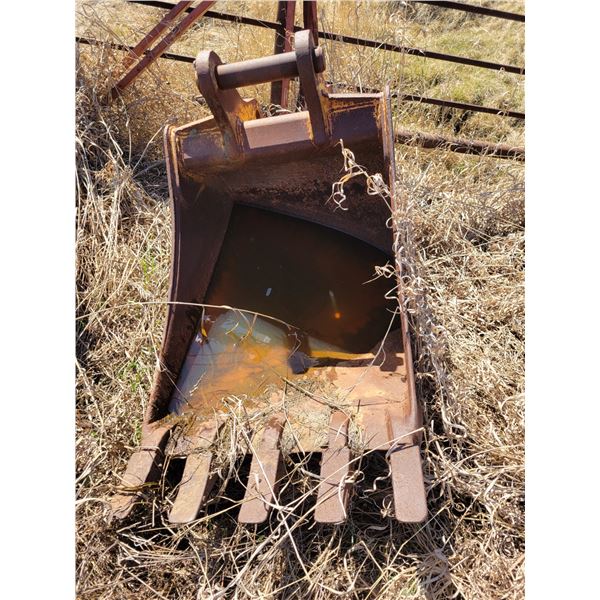 24 inch Bucket off JD 310