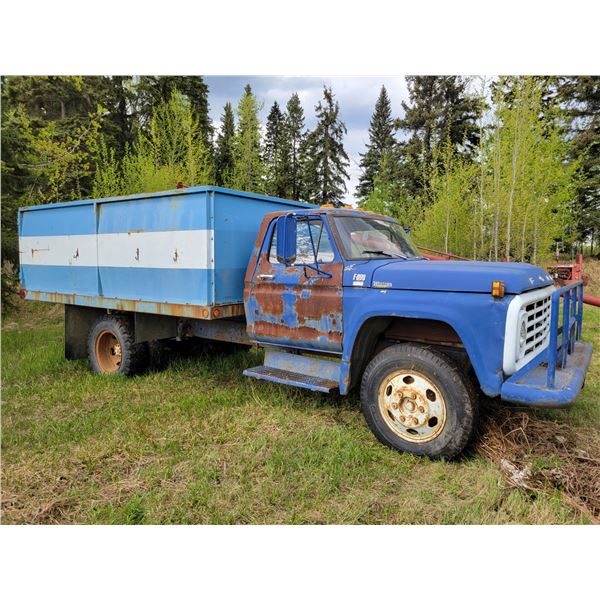 1979 Ford 600 Truck, V8 Gas, 4 spd, 14 ft Steel B & Hoist, Showing 53,645 Km, #F61CCEC6437, Running 