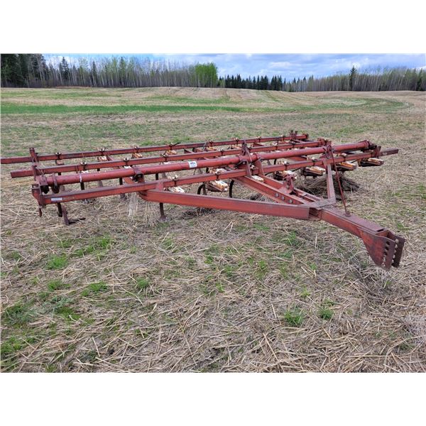 IH cultivator (no wheels)