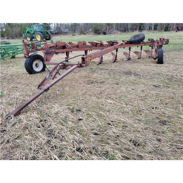 IH 8 Btm plow, incomplete