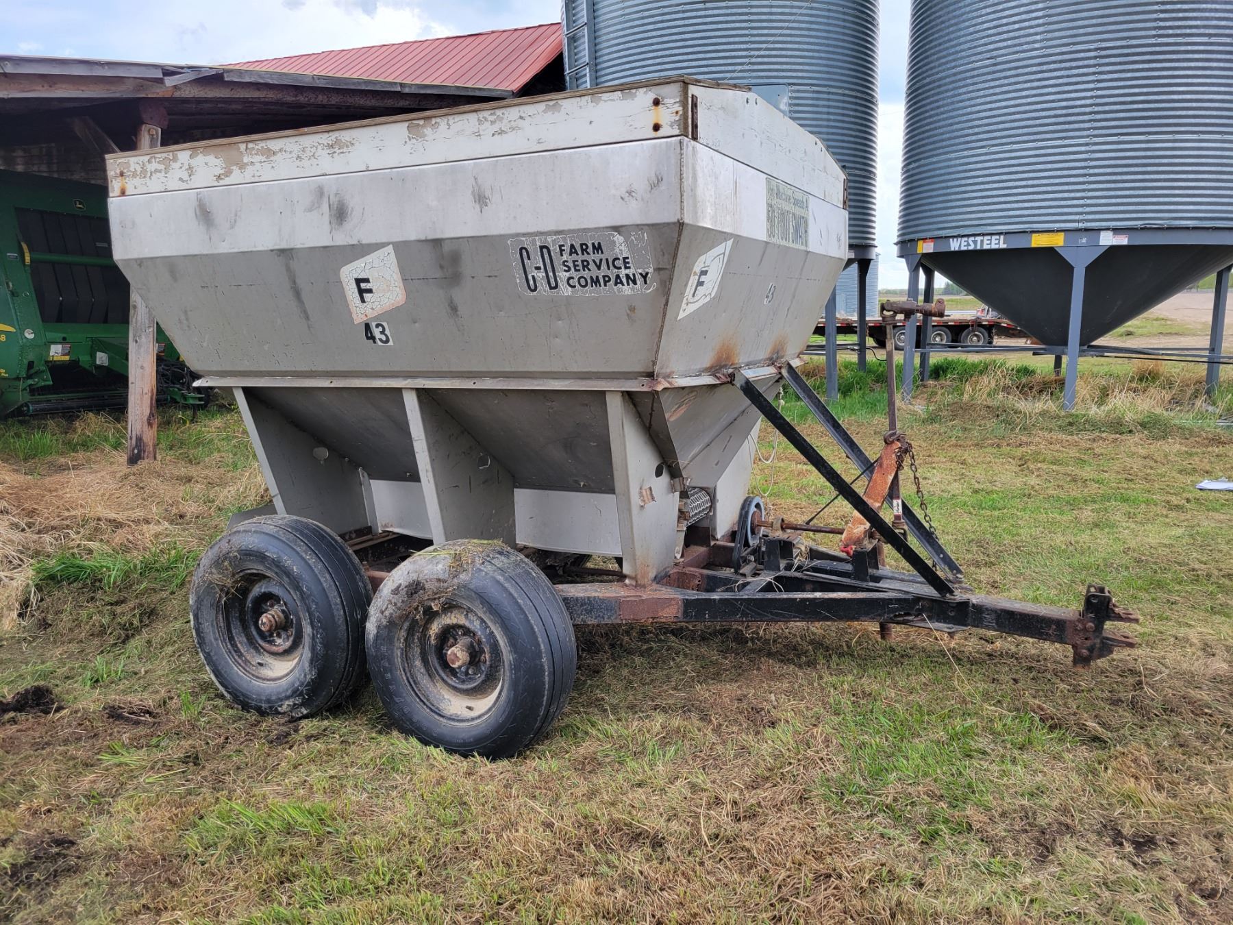 1000 PTO tandem axle fert. Spreader