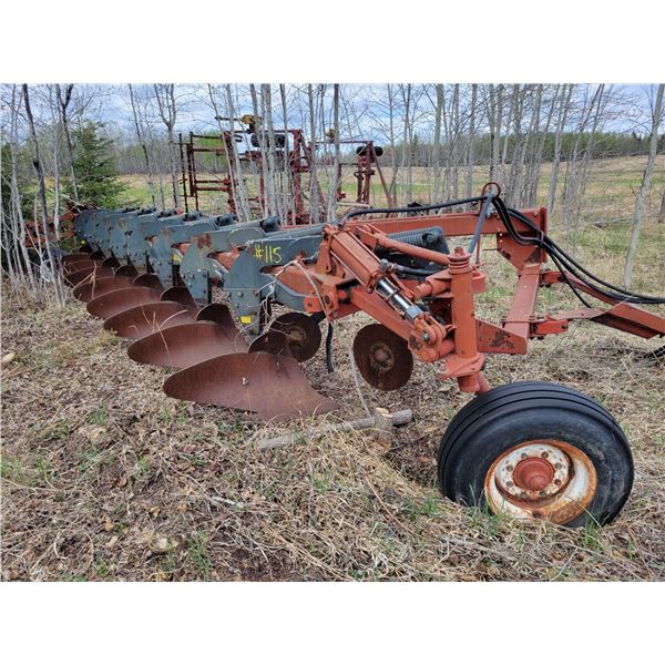 Morris 823, 8 Btm Plow, incomplete, Missing approx. 4 Coulters